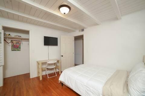 5543 N 7th St, Fresno, CA 93710 - bedroom featuring wood finished floors, wood ceiling with exposed beams, and a closet
