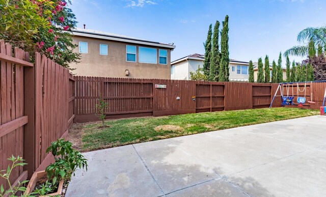 7026 E Dayton Ave, Fresno, CA 93737 - view of yard with a patio area