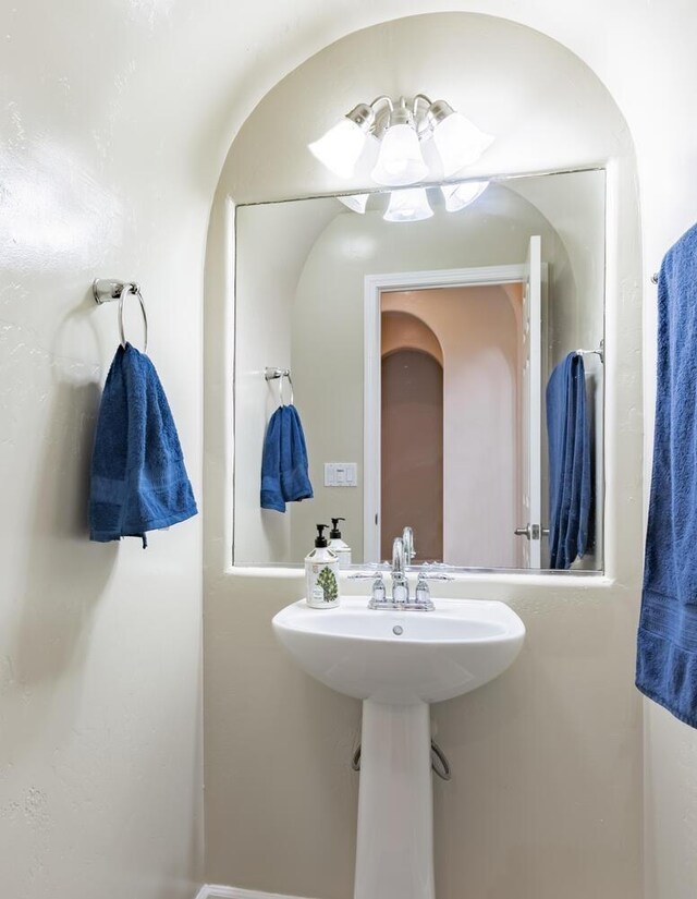 7026 E Dayton Ave, Fresno, CA 93737 - view of bathroom