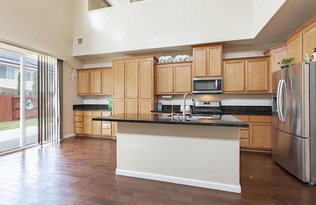 7026 E Dayton Ave, Fresno, CA 93737 - kitchen featuring stainless steel appliances, a sink, a high ceiling, light brown cabinets, and dark wood-type flooring