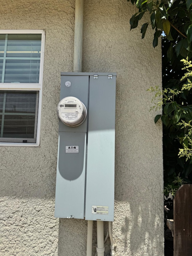 1382 N Thorne Ave, Fresno, CA 93728 - exterior view of stucco siding, mail area, and electric meter