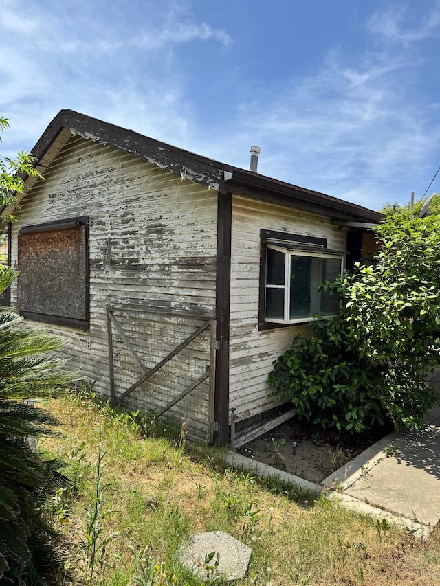 1382 N Thorne Ave, Fresno, CA 93728 - view of side of home featuring a barn and an outbuilding