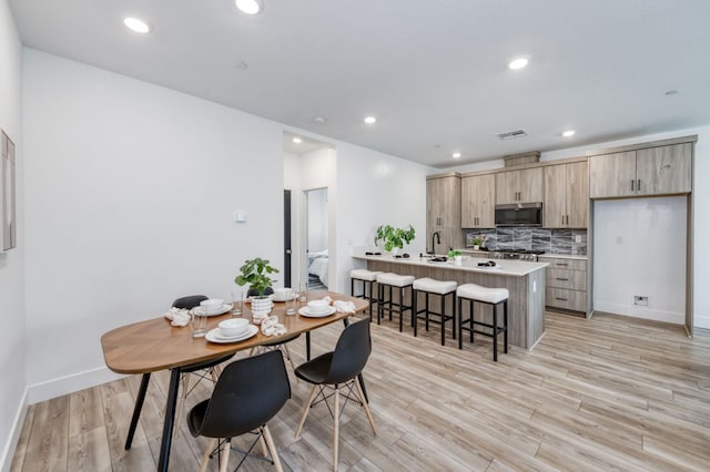 2867 E Tamarind Dr, Fresno, CA 93730 - dining room featuring light wood-style floors, recessed lighting, and baseboards