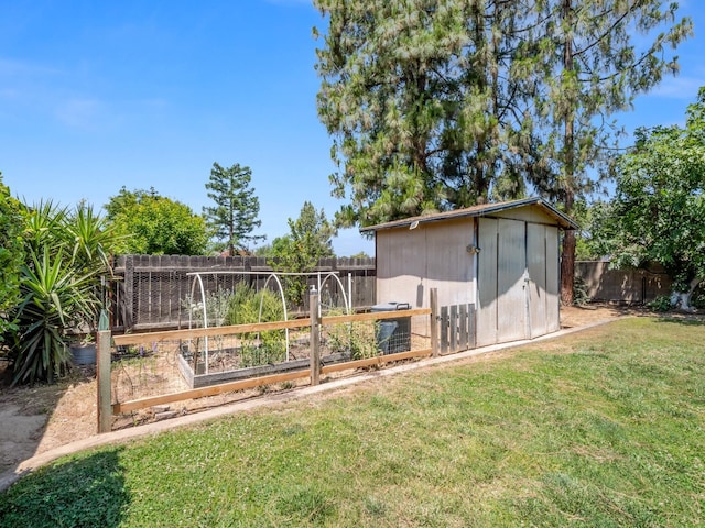 1646 W Millbrae Ave, Fresno, CA 93711 - view of yard featuring a garden