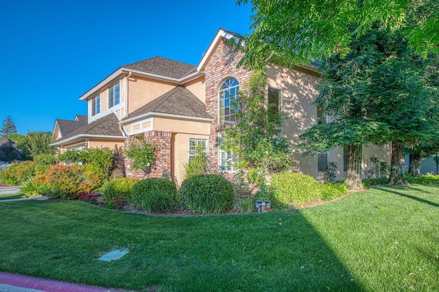 2895 W Kensington Ln, Fresno, CA 93711 - view of side of property with stucco siding, a yard, and a shingled roof