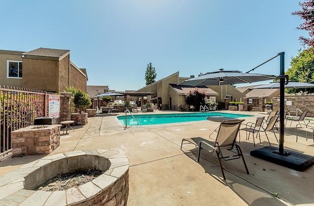 7178 N Fruit Ave Unit 115, Fresno, CA 93711 - community pool with a fire pit and a patio