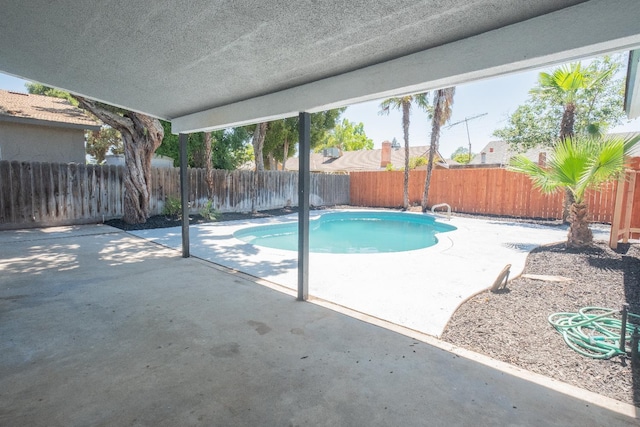 1617 W Indianapolis Ave, Fresno, CA 93705 - view of swimming pool featuring a patio and a fenced backyard
