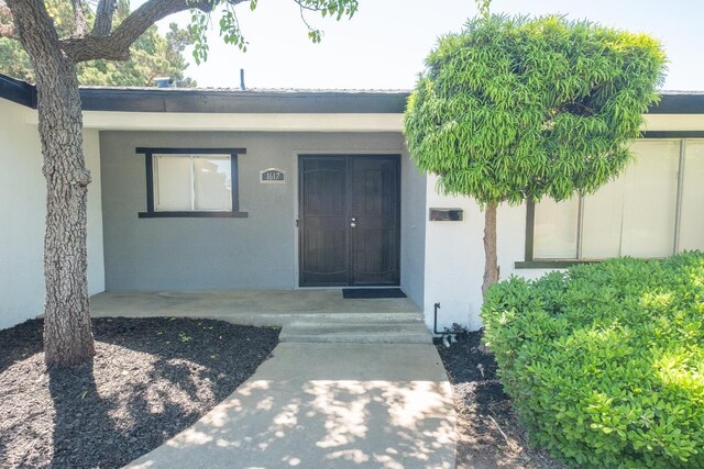 1617 W Indianapolis Ave, Fresno, CA 93705 - property entrance with stucco siding