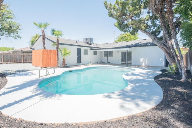 1617 W Indianapolis Ave, Fresno, CA 93705 - view of swimming pool featuring a fenced backyard and a patio area