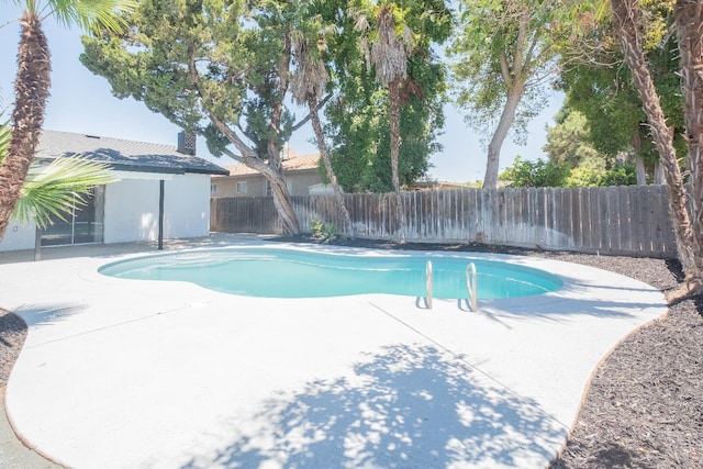 1617 W Indianapolis Ave, Fresno, CA 93705 - view of swimming pool featuring a patio area and a fenced backyard