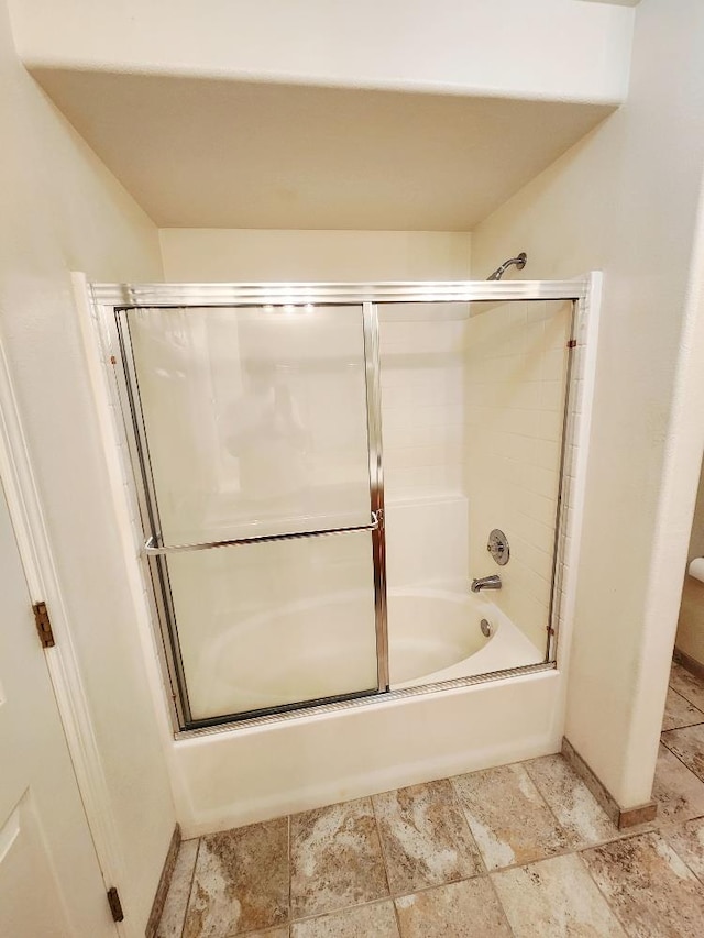 4686 W Sierra Ave, Fresno, CA 93722 - bathroom featuring enclosed tub / shower combo and baseboards