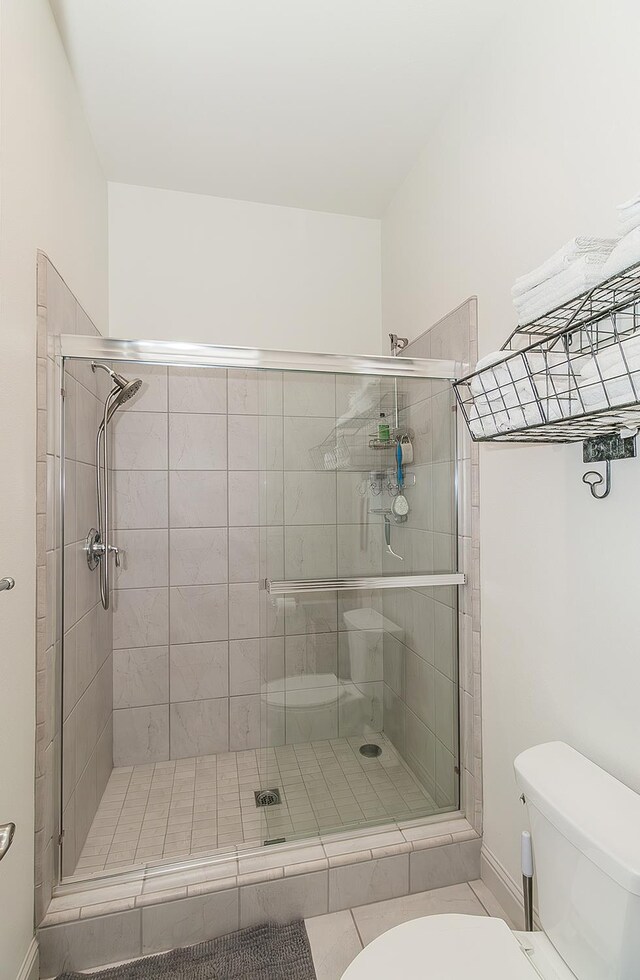 1523 N Ryan Ave, Clovis, CA 93619 - full bathroom with toilet, a shower stall, tile patterned flooring, and baseboards