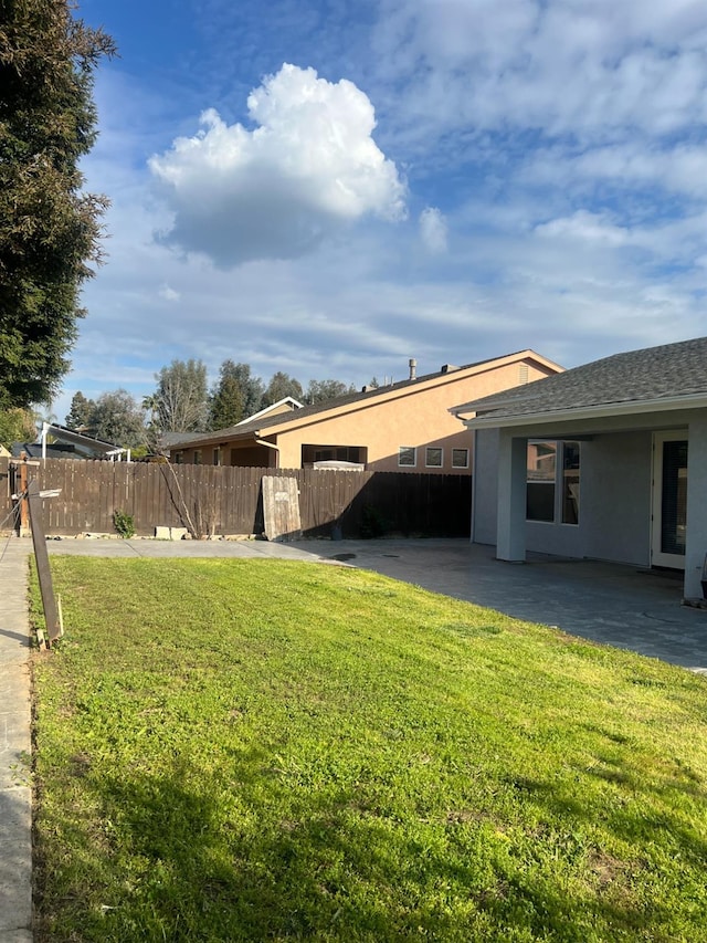 5138 W Beechwood Ave, Fresno, CA 93722 - view of yard featuring a patio
