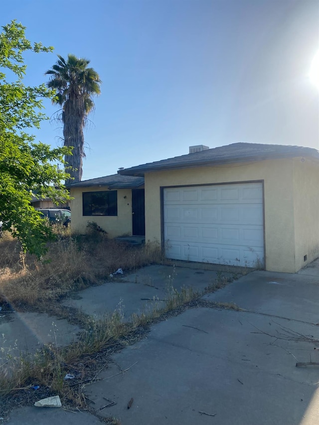 1517 N Lake St, Madera, CA 93638 - ranch-style home with stucco siding, concrete driveway, and an attached garage