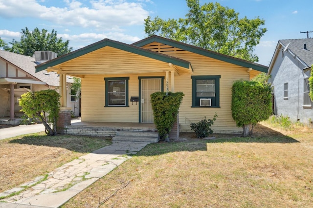 1593 N Glenn Ave, Fresno, CA 93728 - bungalow-style home with a porch and a front lawn