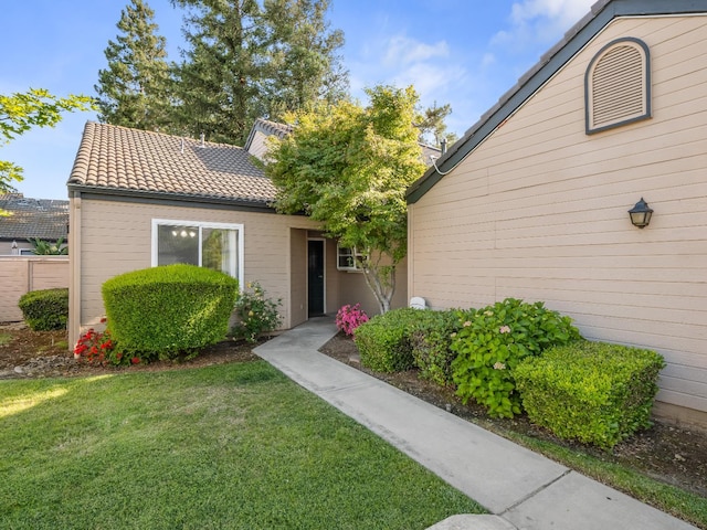 474 E Alluvial Ave Unit 139, Fresno, CA 93720 - view of front of house featuring a front yard and a tile roof