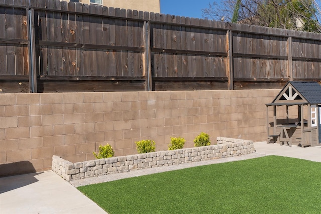 385 Fir St W, Madera, CA 93636 - view of yard