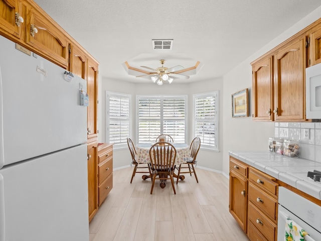 6424 N Allison Ln, Fresno, CA 93711 - kitchen featuring white appliances, tile counters, baseboards, and a ceiling fan