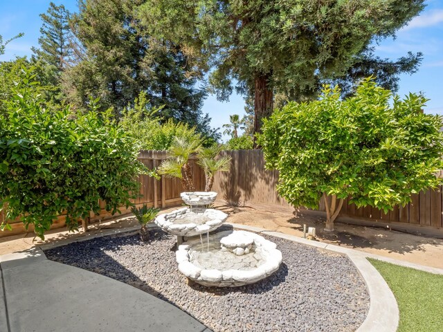 6424 N Allison Ln, Fresno, CA 93711 - fenced backyard featuring a patio