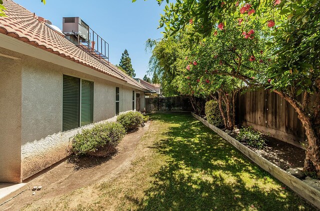 1783 E Pryor Dr, Fresno, CA 93720 - view of yard