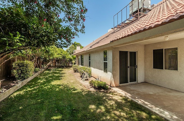 1783 E Pryor Dr, Fresno, CA 93720 - view of yard featuring a patio area