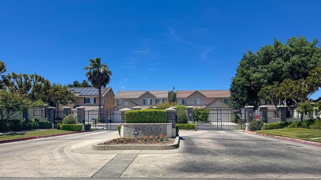 7518 N Trellis Cir, Fresno, CA 93720 - view of front of home featuring a gate and a residential view