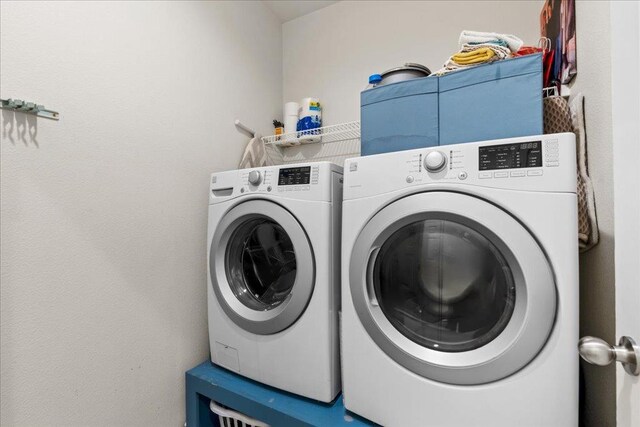 3930 Saginaw Ave, Clovis, CA 93619 - washroom featuring washer and dryer