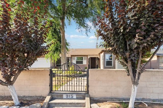 315 E Clinton Ave, Fresno, CA 93704 - view of front facade featuring a gate