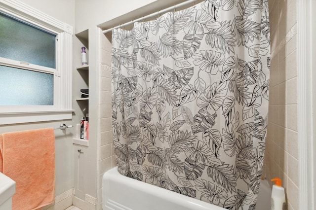 315 E Clinton Ave, Fresno, CA 93704 - full bath with shower / bath combo with shower curtain