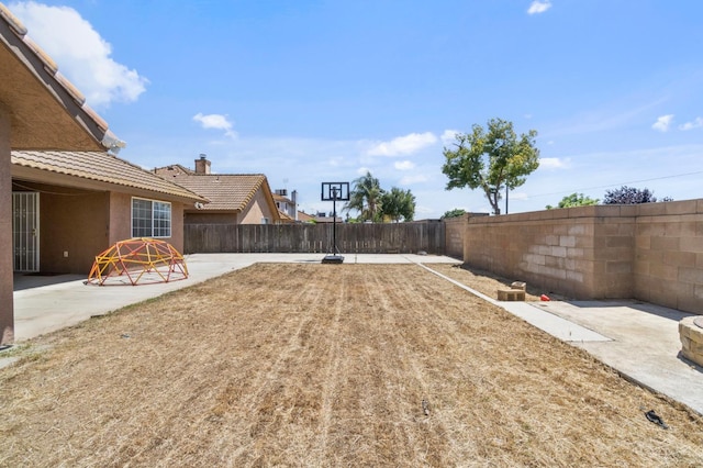 1958 Sundance Ln, Madera, CA 93637 - fenced backyard with a patio area