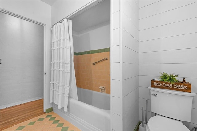 739 E Harvard Ave, Fresno, CA 93704 - full bath featuring toilet, shower / bath combo, wood finished floors, and baseboards