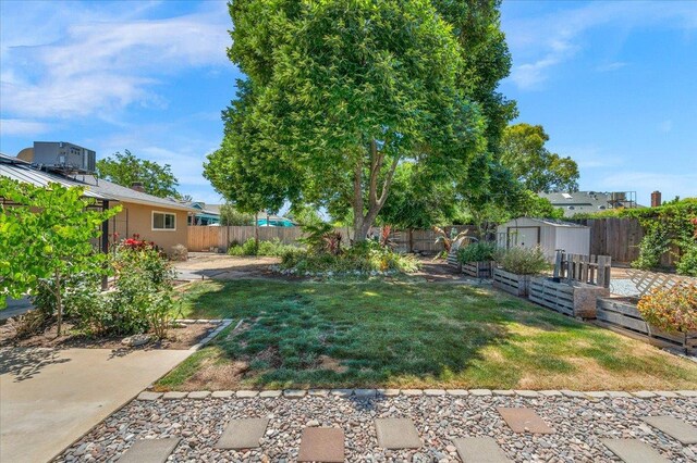 6569 N Kennedy Ave, Fresno, CA 93710 - view of yard featuring central AC