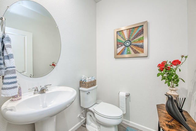 4284 Hillside Rd, Madera, CA 93636 - bathroom with baseboards, toilet, and a sink
