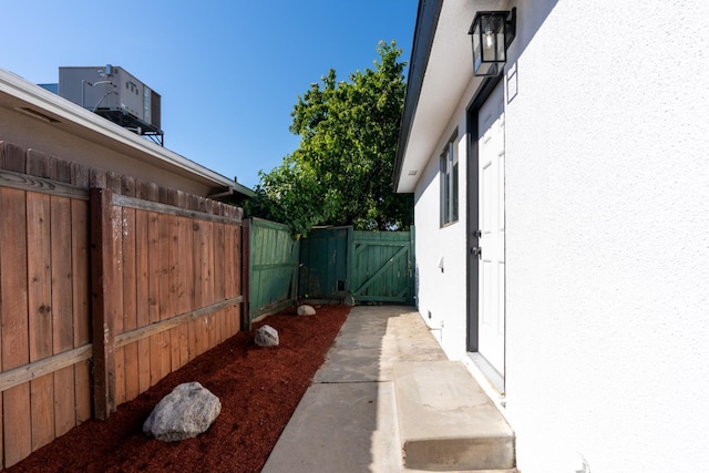 708 E San Jose Ave, Fresno, CA 93710 - view of yard with a gate