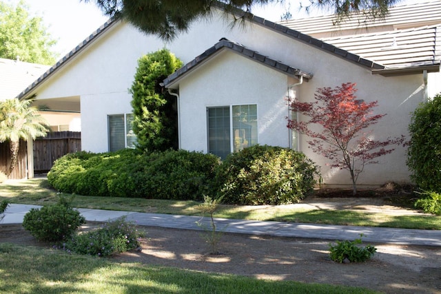 2300 Sierra Ave Unit 129, Kingsburg, CA 93631 - view of side of property with stucco siding and a tile roof