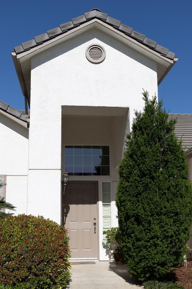 2300 Sierra Ave Unit 129, Kingsburg, CA 93631 - entrance to property with stucco siding