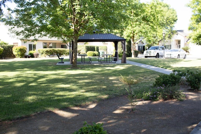 2300 Sierra Ave Unit 129, Kingsburg, CA 93631 - surrounding community featuring a gazebo and a lawn