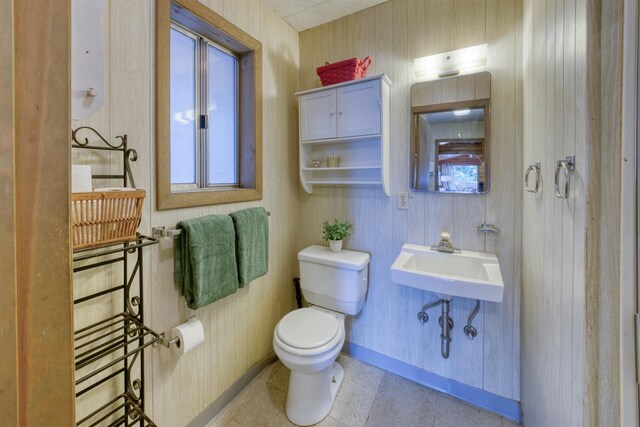 44468 Lakeview Ave, Shaver Lake, CA 93664 - half bath featuring toilet, baseboards, and a sink