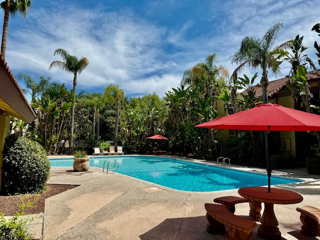 2909 Huntington Blvd Unit 207, Fresno, CA 93721 - community pool featuring a patio area