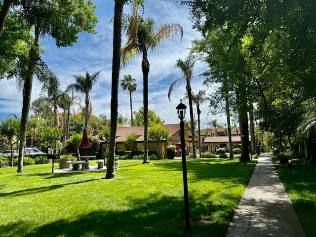 2909 Huntington Blvd Unit 207, Fresno, CA 93721 - view of property's community featuring a yard