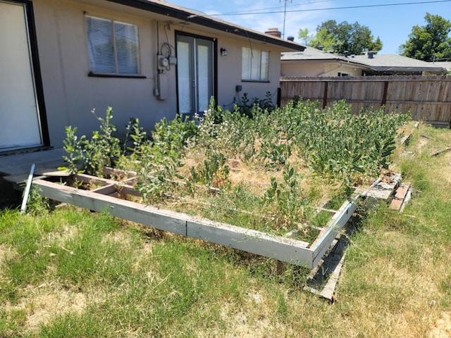 3023 E Robinson Ave, Fresno, CA 93726 - view of yard with a vegetable garden