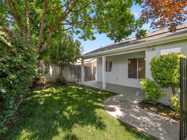 6185 N Milburn Ave, Fresno, CA 93722 - view of yard featuring a patio