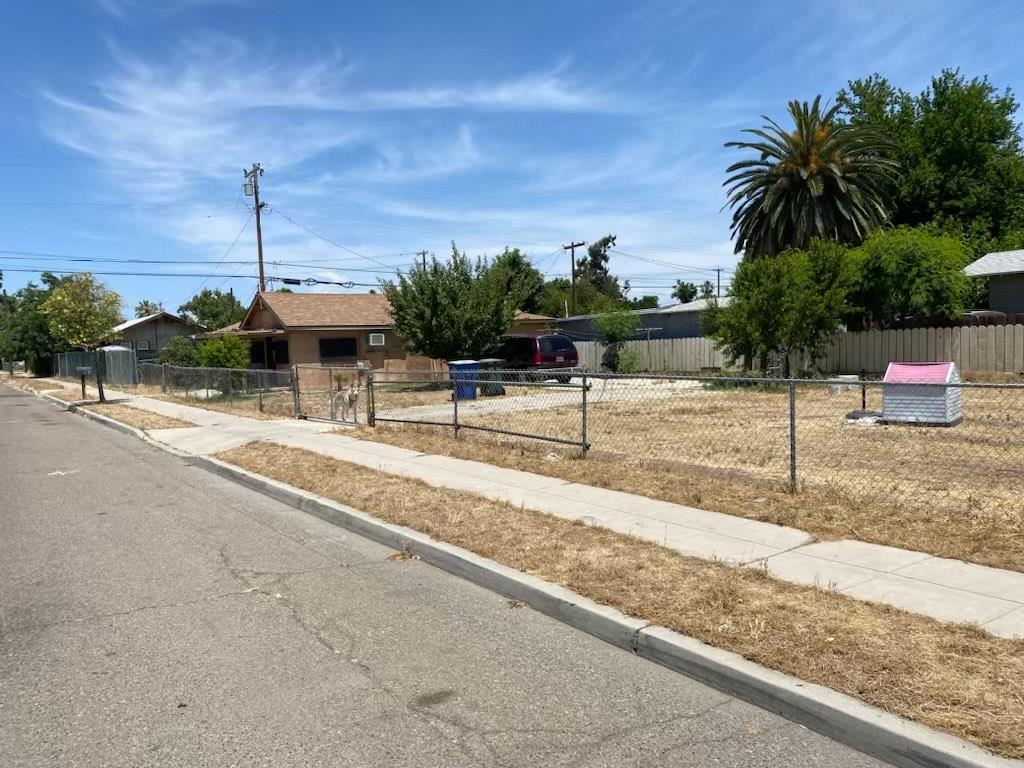 1425 S 3rd St, Fresno, CA 93702 - obstructed view of property with a fenced front yard