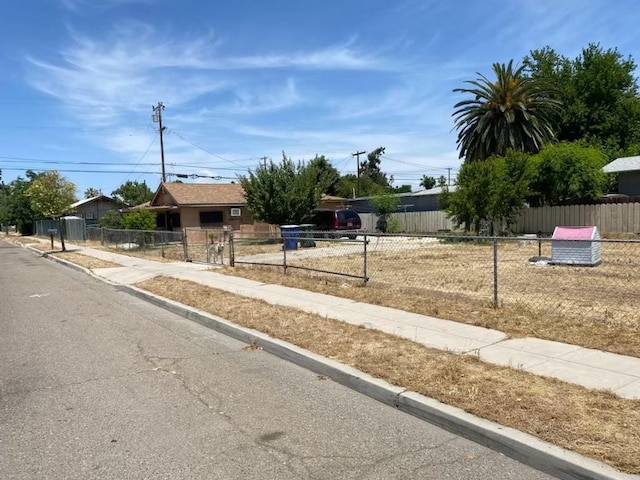 1425 S 3rd St, Fresno, CA 93702 - obstructed view of property with a fenced front yard