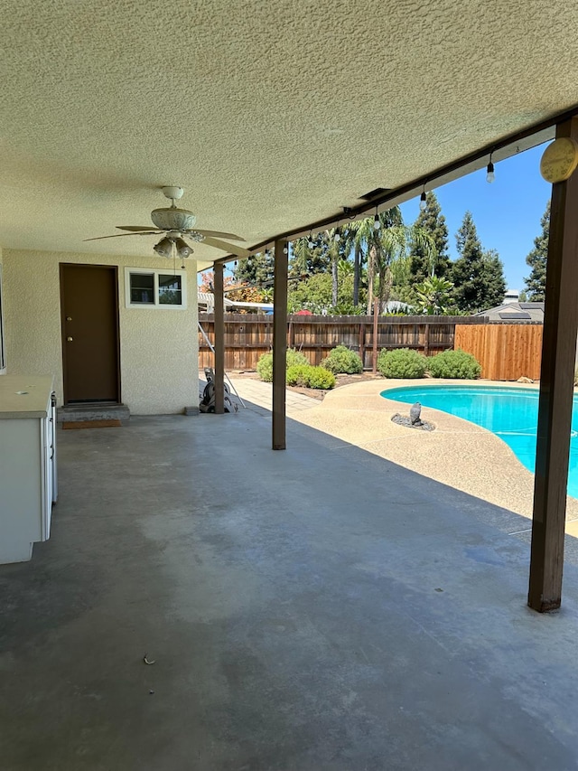 6538 N 4th St, Fresno, CA 93710 - fenced backyard featuring a ceiling fan and a patio