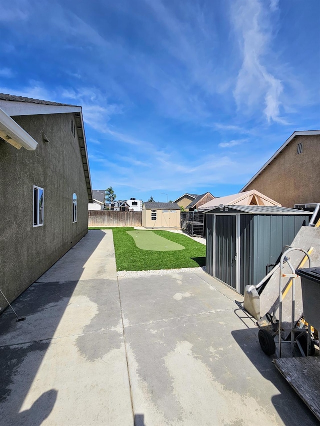 5453 N San Clemente Ave, Fresno, CA 93723 - view of yard with a patio and a putting area