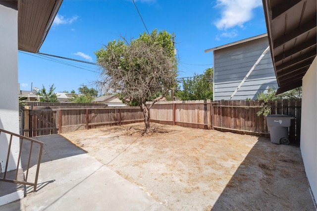 630 N Roosevelt Ave, Fresno, CA 93728 - fenced backyard with a patio area