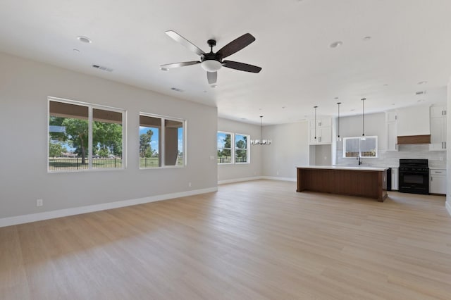 8440 Lake Shore Dr, Chowchilla, CA 93610 - unfurnished living room with a sink, a ceiling fan, light wood finished floors, baseboards, and recessed lighting