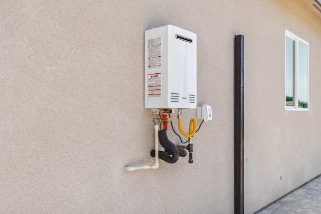 8385 Lake Shore Dr, Chowchilla, CA 93610 - exterior view of water heater, stucco siding, and mail area