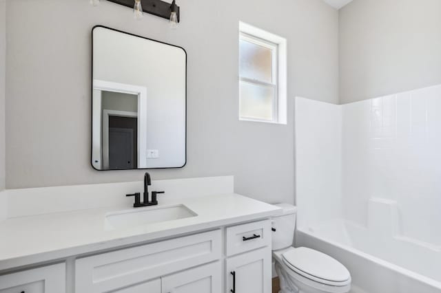 8385 Lake Shore Dr, Chowchilla, CA 93610 - full bath featuring toilet, vanity, and shower / bath combination